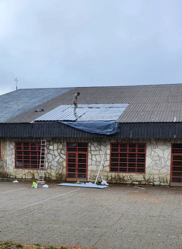 Luego de 22 días, comenzó la reparación del techo del CPEM 17