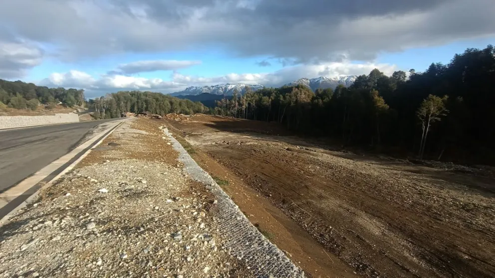 El canje de tierras: cuando el municipio cambió "mano a mano" un  Mercedes Benz 0 km por un Fiat Duna modelo 90  