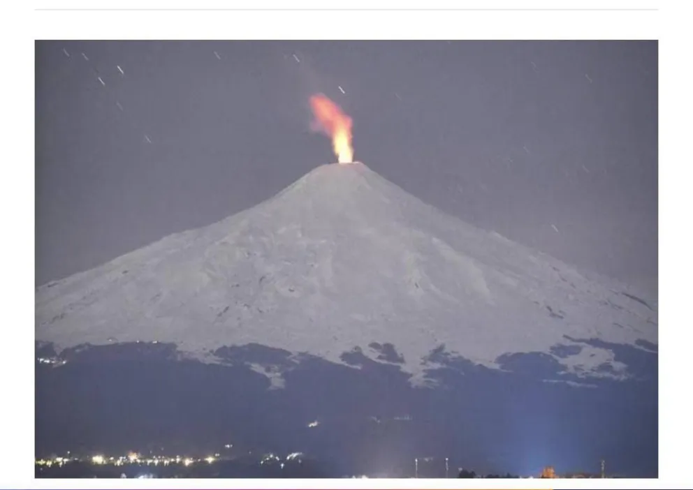 Un fotógrafo logró captar espectacular flama desde el volcán Villarrica tras el sismo 6.6 de Lonquimay