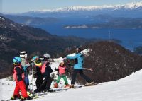 Invierno 2023: Bayo tiene todos los medios en funcionamiento, con 2700 esquiadores diarios y un cerro que permite esquiar hasta la base