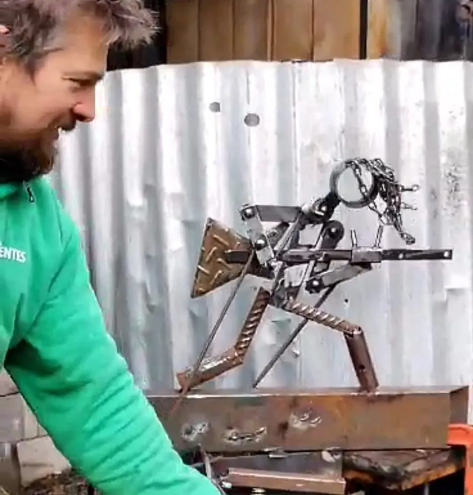 Galetti hizo a Slash tocando la guitarra con metales reciclados, y el guitarrista lo compartió en sus redes sociales