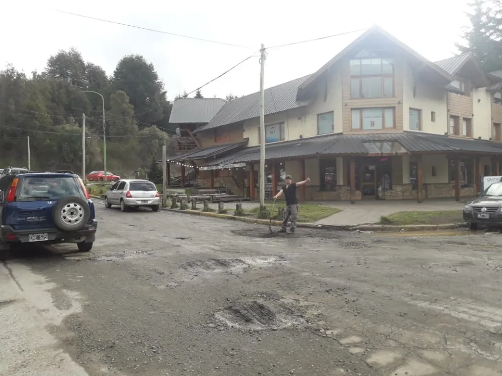 Un vecino se cansó de los pozos en la calle Las Fuscias  y los reparó