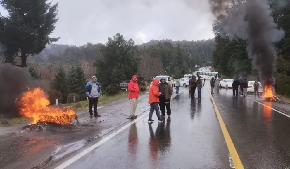 Taxistas cortan  la Ruta 40 exigiendo que detengan a todos los sospechosos del secuestro y robo del chofer