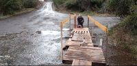 Un vecino construyó una pasarela para poder cruzar un arroyo que se forma en el barrio El Cruce