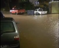 La lluvia complicó distintos barrios de la localidad: vecinos de la plaza Inacayal fueron los más afectados (ver video).