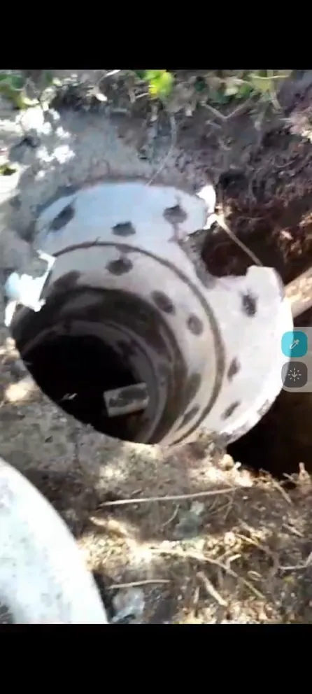 Vecinos de preocupados por una red que suponen cloacal, a orillas del Río Correntoso