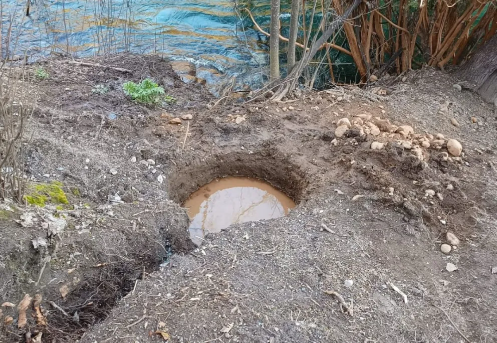 Vecinos de Villa Correntoso denunciaron ante Medio Ambiente la construcción de una cámara séptica a metros del Río 