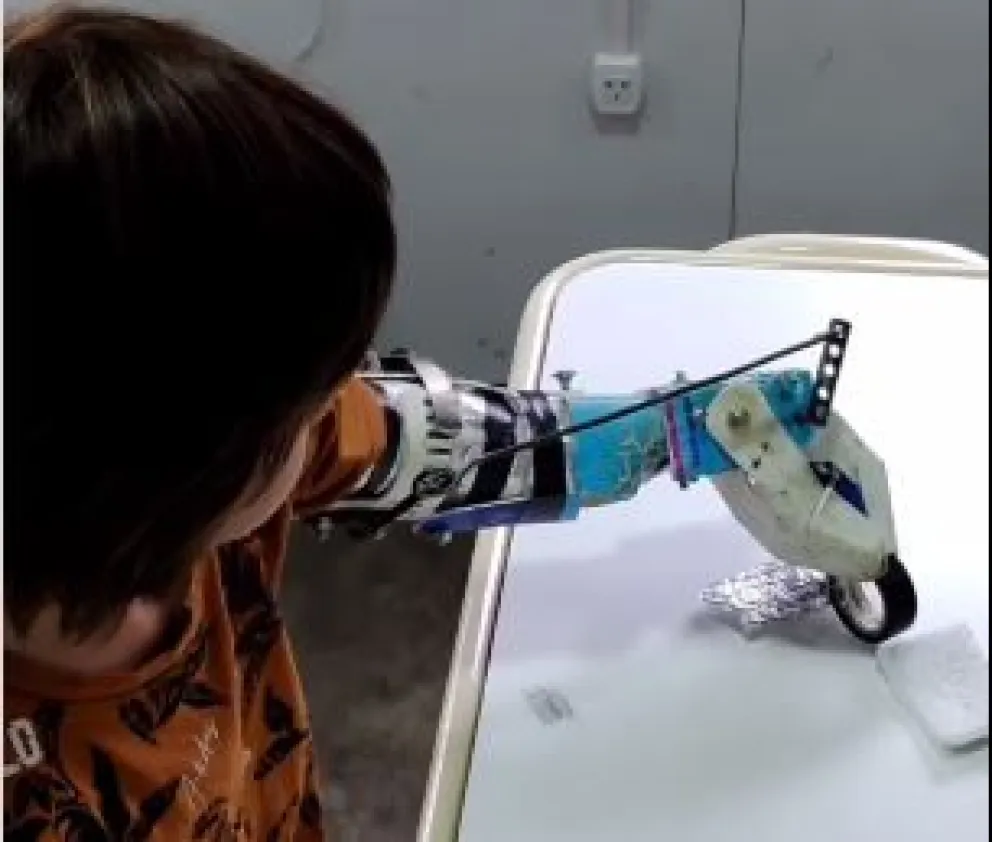 Sorprendente: Galetti construyó un brazo ortopédico con plástico reciclado para  a un niño