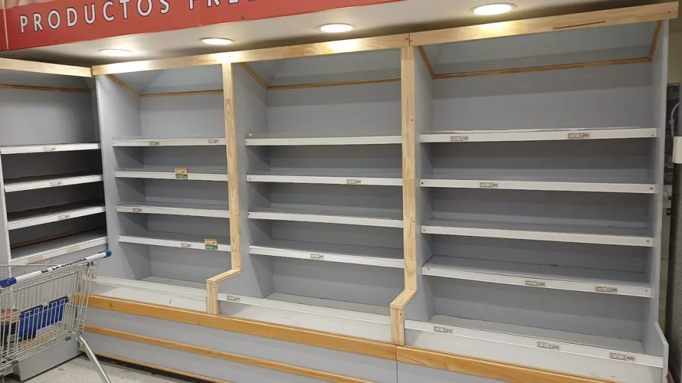 Chilenos arrasan con las compras en los supermercados locales: qué productos son los más buscados, la maniobra para comprar aceite en cantidad y la diferencia que hacen