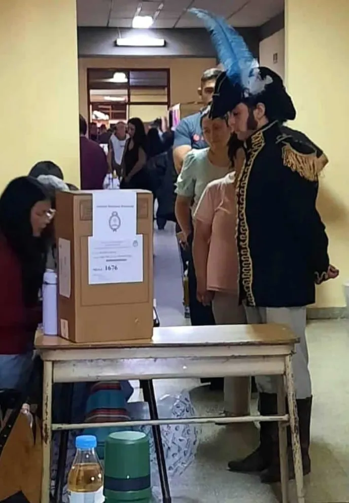 Haciendo patria: Un vecino de Angostura fue a votar vestido de San Martín (Ver fotos) 