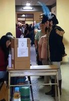 Haciendo patria: Un vecino de Angostura fue a votar vestido de San Martín (Ver fotos) 
