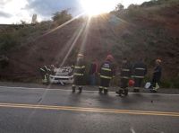 Tres personas resultaron con heridas leves tras volcar en la Ruta 237