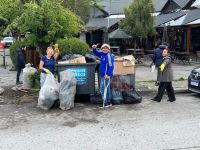 En medio de la protesta de ATE, vecinos limpiaron los contenedores de basura de la Avenida Arrayanes