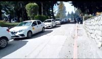 Taxistas realizaron un “bocinazo” frente al municipio por el pésimo estado de las calles