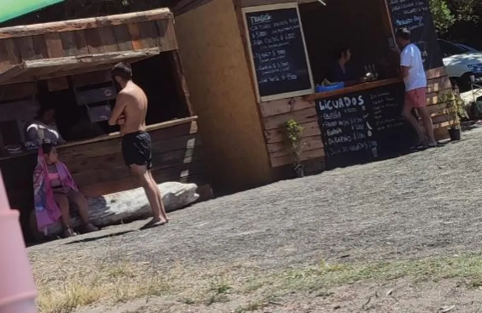 Camping Correntoso: Comunidad Angostura afirma que “el gobierno municipal hace la vista gorda” y permite a Mapuches operar sin habilitación