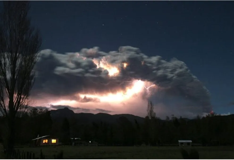 “Los Dioses están furiosos”: abre la Muestra Fotográfica de Juan Vargas Torres, sobre la Erupción del Puyehue-Cordón Caulle