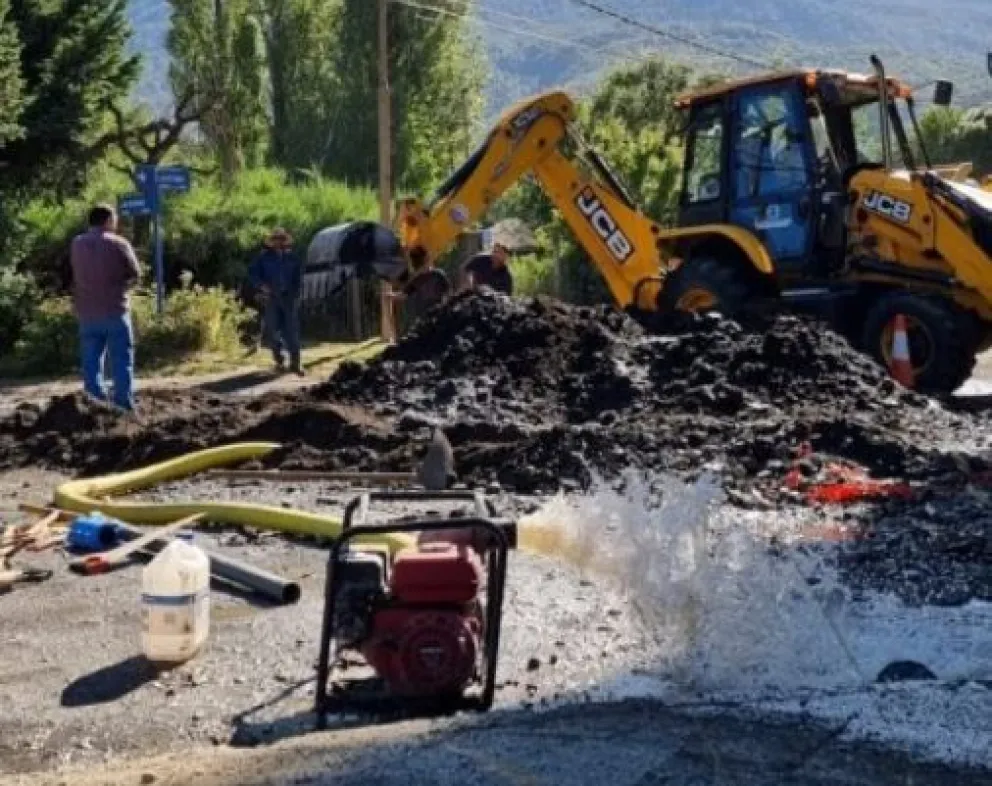 La rotura de un caño maestro mientras hacían la obra de adoquinado, dejó sin agua la parte céntrica