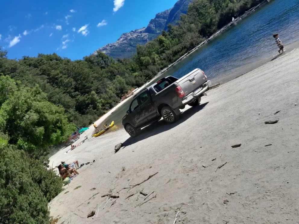 Malestar por la circulación de una camioneta en la orilla de la Laguna Piré