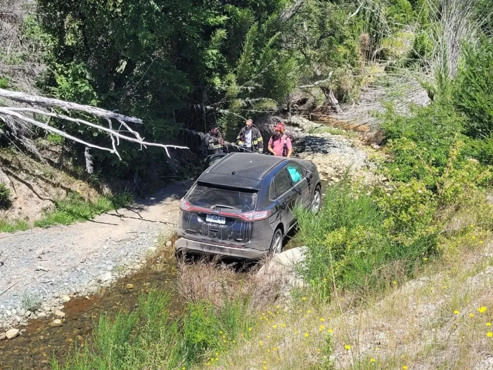 Despistaron en la Ruta 7 Lagos y terminaron en un pequeño arroyo