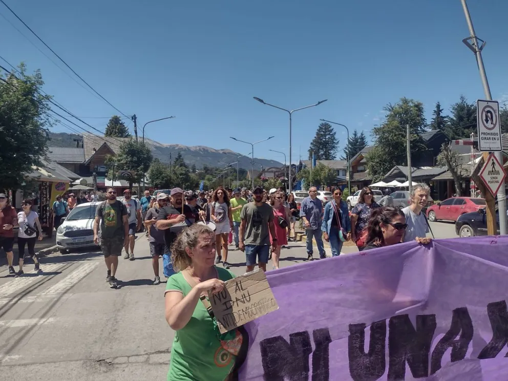 Vecinos marcharon en contra de las medidas de ajuste que impulsa Milei