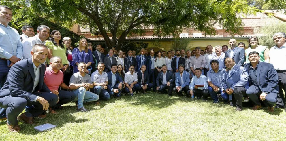 Contundente expresión en defensa de los recursos provinciales por parte de todos los intendentes y legisladores provinciales