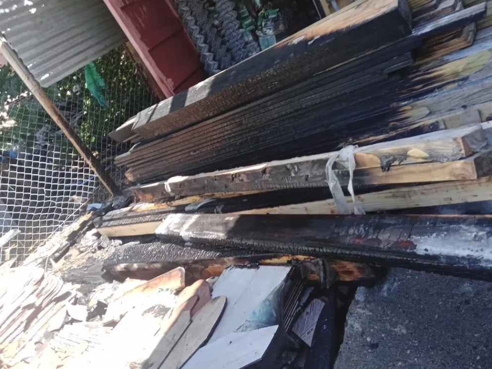 Bomberos sofocaron un principio de incendio en un acopio de madera: es el tercer caso similar en cuatro días