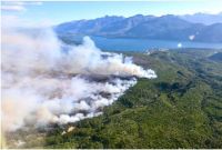 En condiciones meteorológicas adversas, el incendio en el parque Los Alerces ya consumió más de 1000 hectáreas: acusan a la RAM
