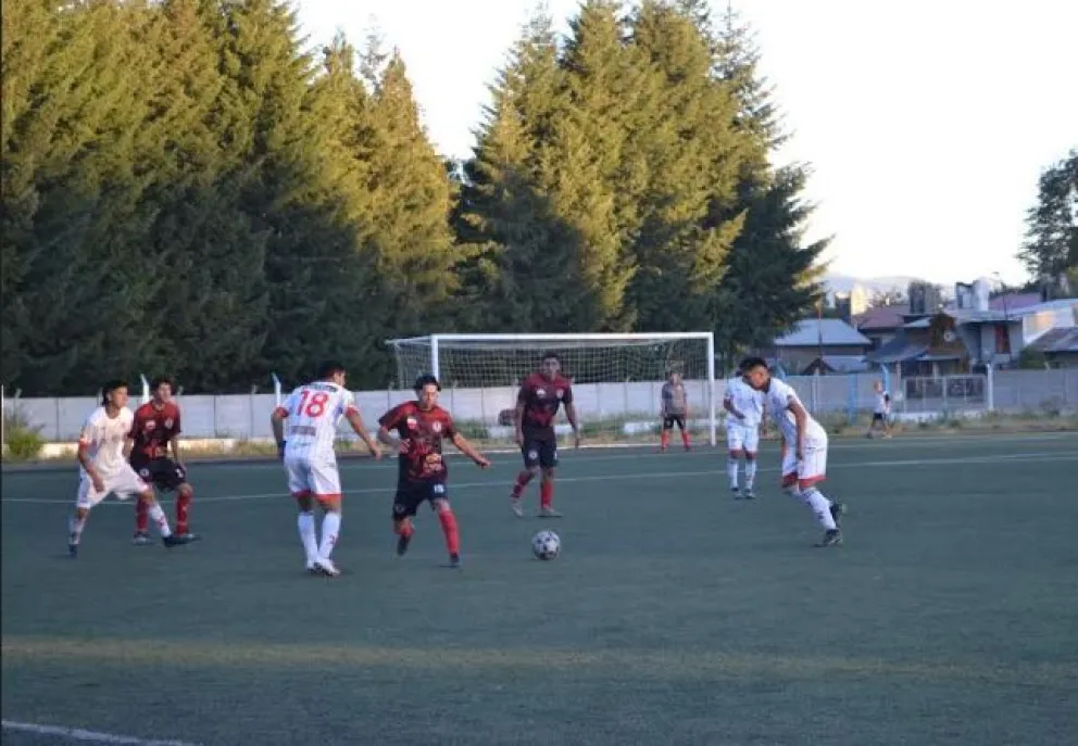 Fútbol: El campeón hizo rodar la pelota en busca de juego para el gran debut en la máxima categoría de Lifuba