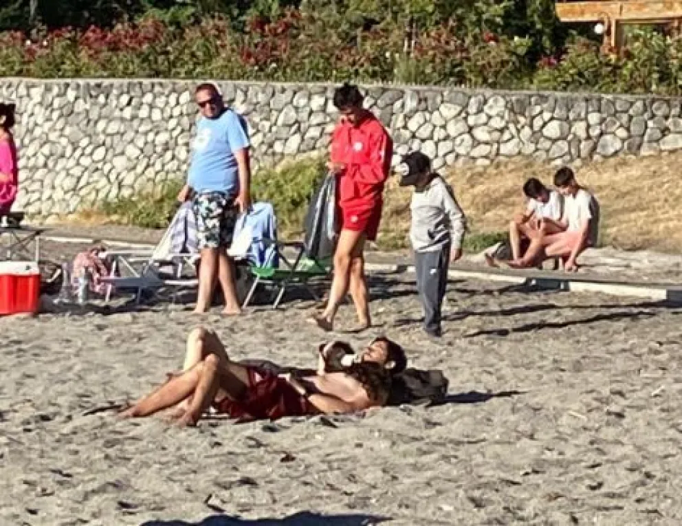 CLIC URBANO: un guardavidas y un niño, limpiaron la playa de Bahía Brava