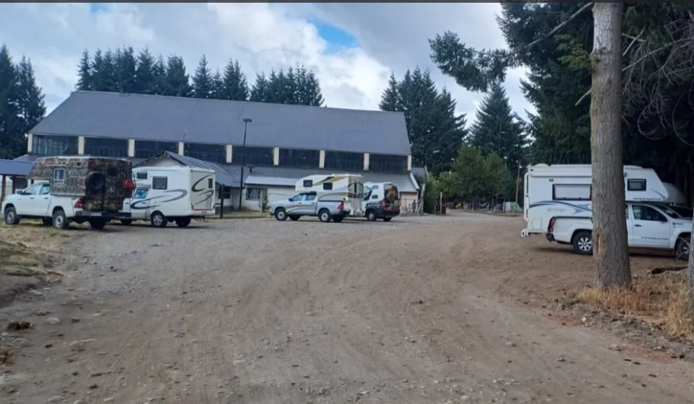 Clic Urbano: la playa de estacionamiento del CEF N° 7 convertida en un "camping libre"