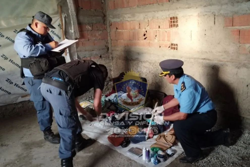 Demoran a pareja que le robaron a una turista tras romperle los cristales del auto