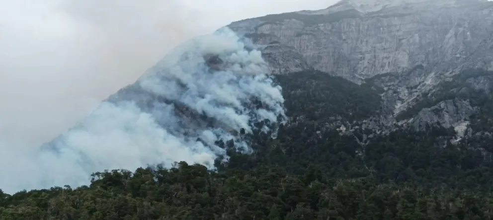 De continuar las lluvias, podría contenerse unos de los flancos del incendio en Brazo Tristeza