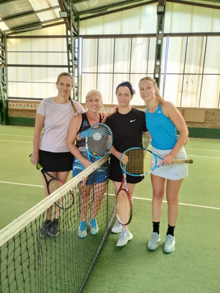 El tenis local vive su semana de competencia la cancha de las Balsas