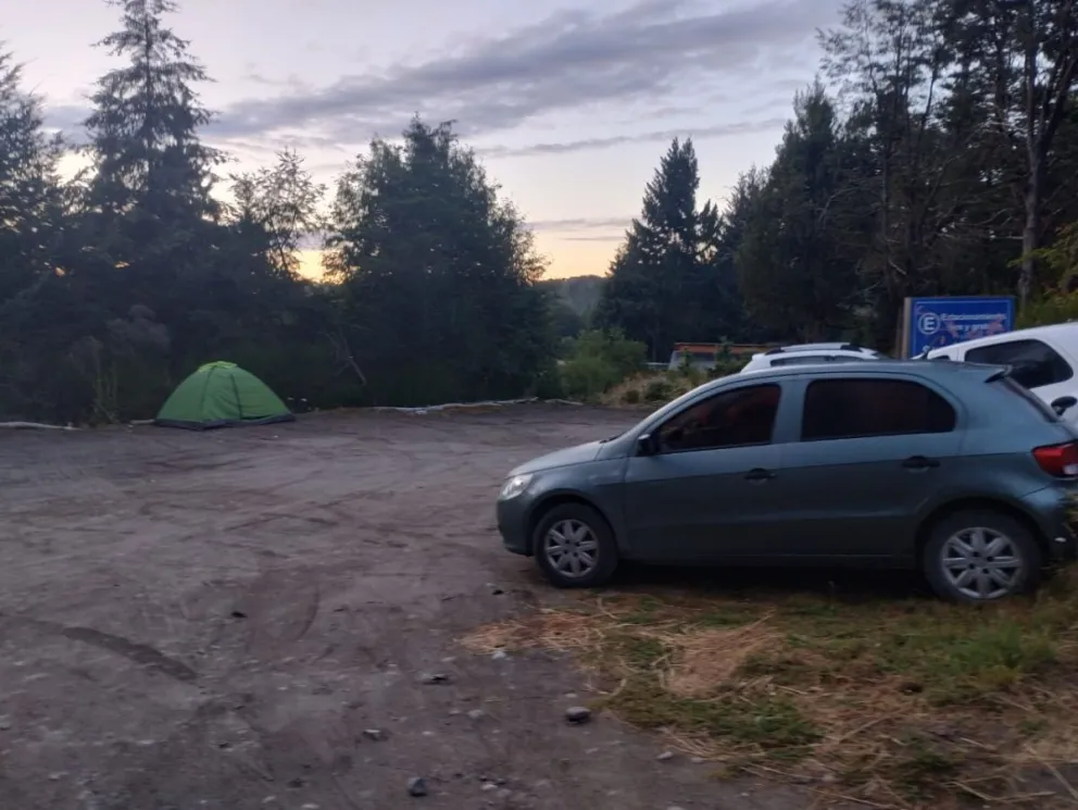 Clic urbano: camping libre en el estacionamiento del municipio