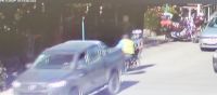 Denuncian a un policía por agredir y lesionar a un motociclista (Ver video)
