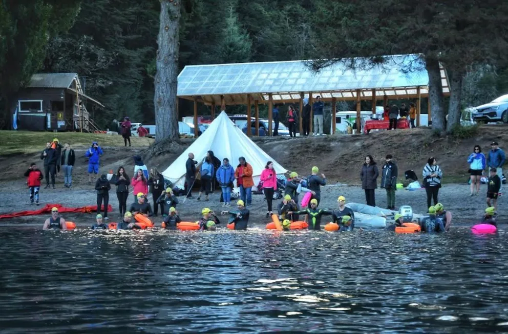 La carrera de aguas abierta "De los 7 Lagos" fue toda una fiesta deportiva y anuncios