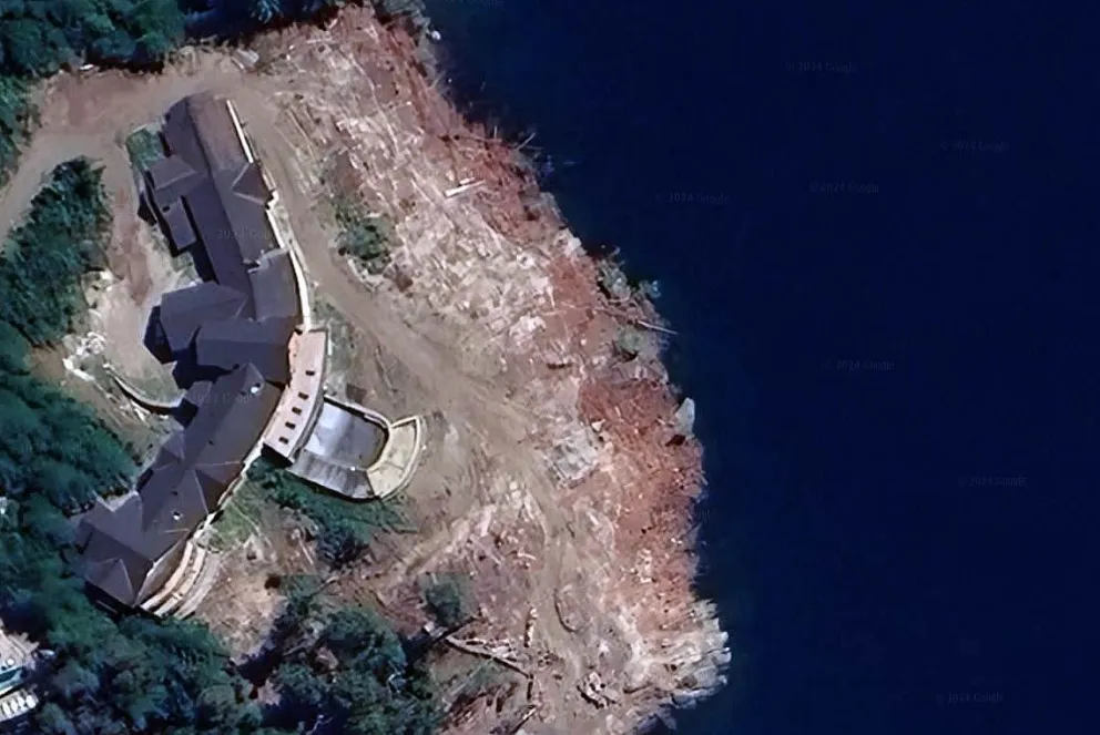 Así se ve desde el aire la poda que realizaron los propietarios de la Hostería de Manzano y por la que fueron multados con $ 1.1 M