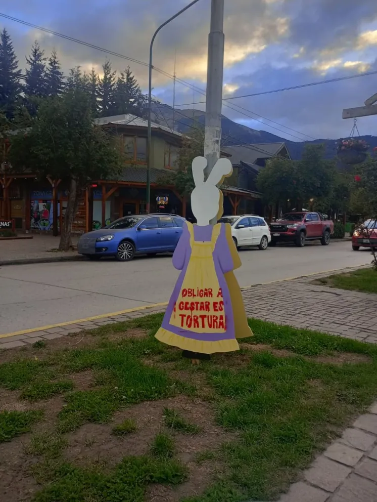 Malestar por la destrucción y vandalización de los arreglos de pascuas colocados la Cámara de Comercio