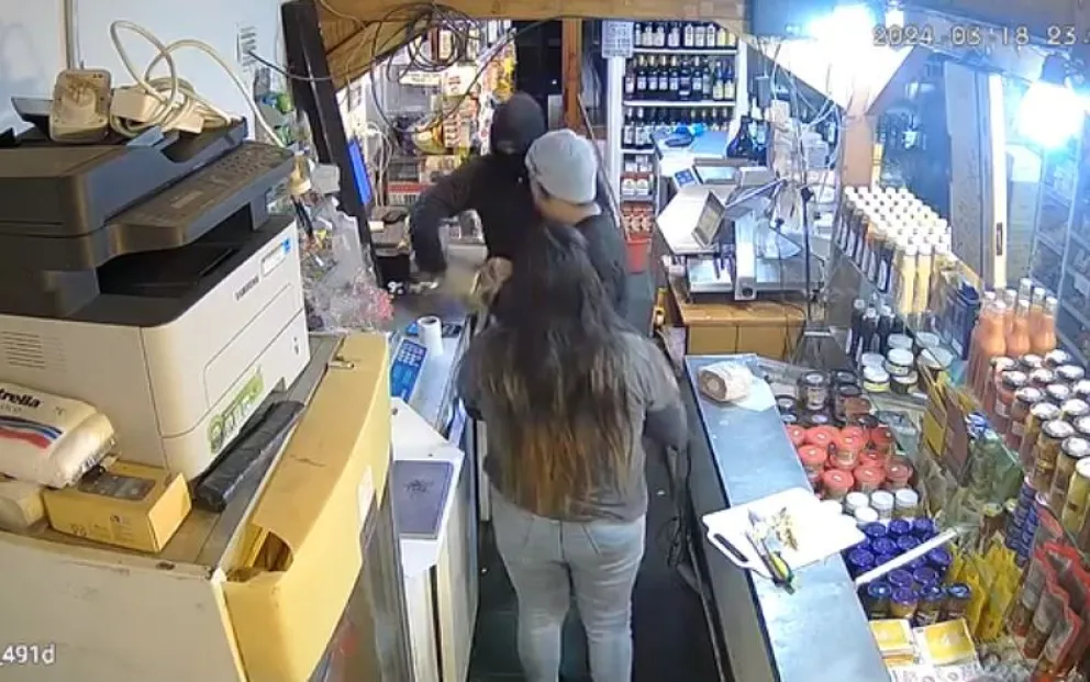 Inseguridad: Dos sujetos encapuchados amenazaron con un arma blanca y robaron en un autoservicio ( ver video)