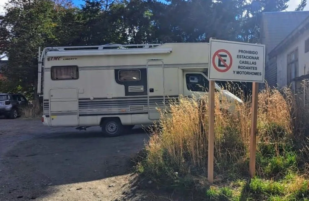 Clic Urbano: El cartel invisible del estacionamiento de Av. Arrayanes y Cerro Bayo
