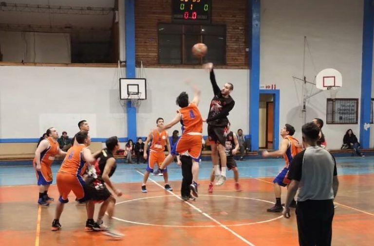 La primera de Carpinteros del Sur debuta en la liga de basquet de local en el Barbagelata