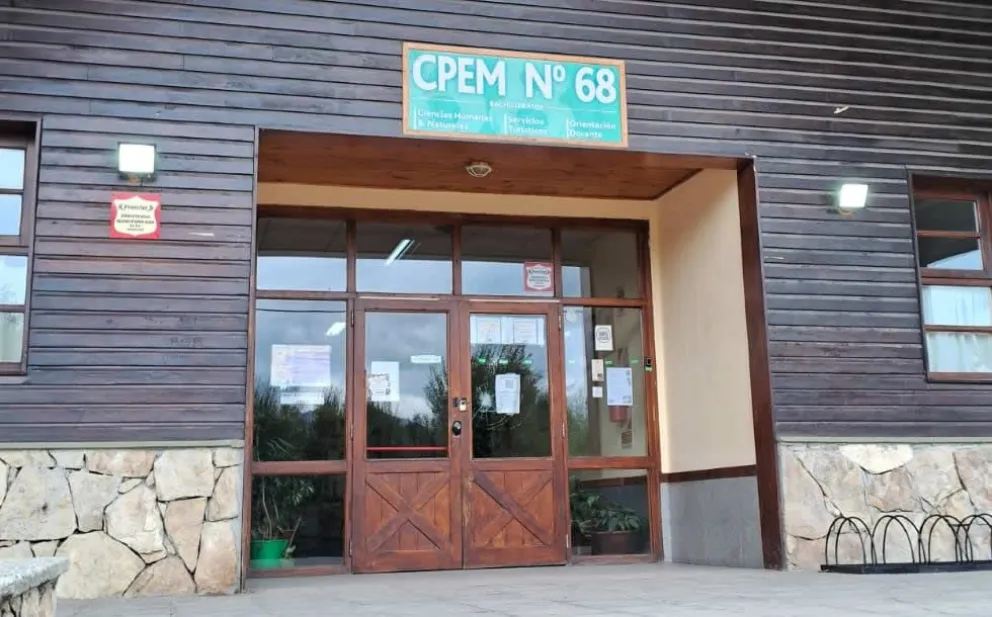 Amenazaron a sus hijas con un arma de fuego en las inmediaciones del CPEM 68, y por temor, ya no van a la escuela 