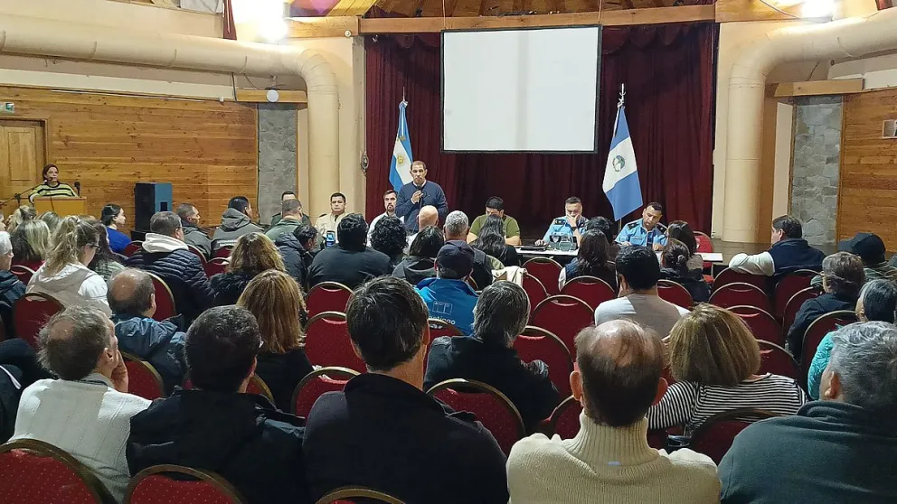 Reunión de Seguridad: catarsis vecinal y "compromisos" para avanzar con controles en obras, trabajos de inteligencia y mejorar la vigilancia