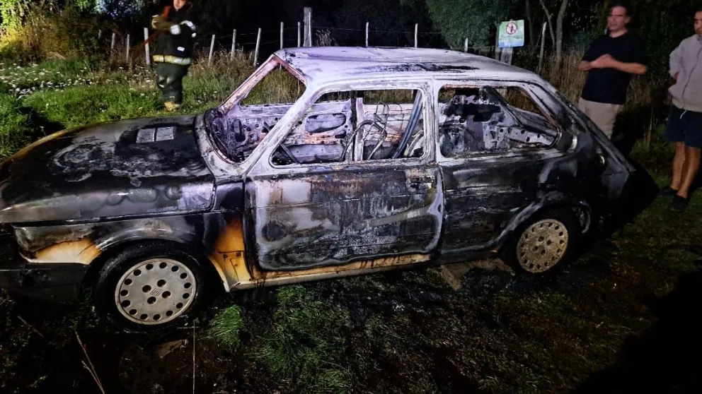 Se incendió un auto  en el barrio Calafate y las pérdidas fueron totales