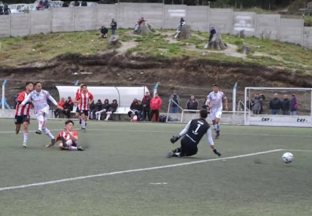 Angostura sorprende con dos goles tempraneros ante Estudiantes, pero termina con un empate