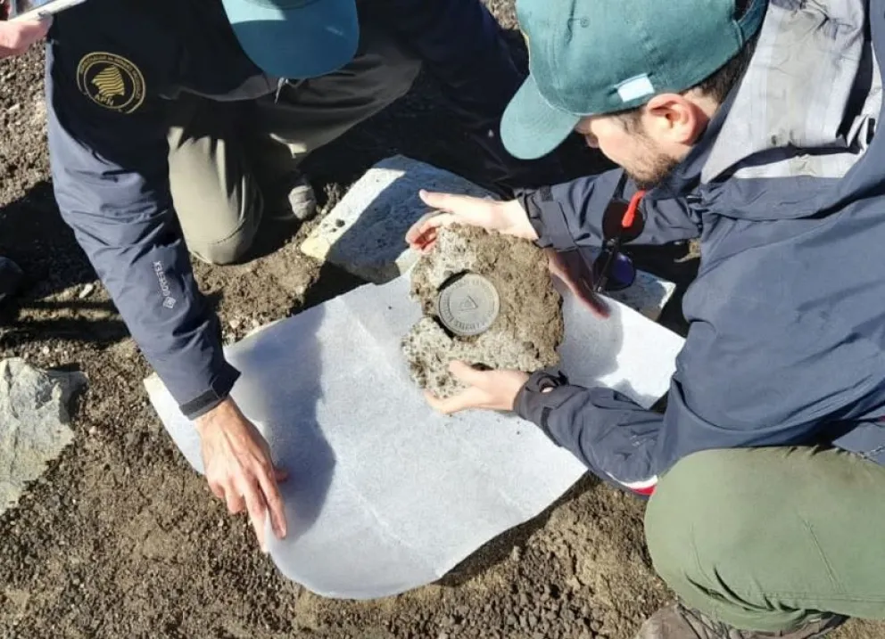 Remorino encontró una placa que instaló la subcomisión de límites en 1897 y realizaron una expedición para rescatarla