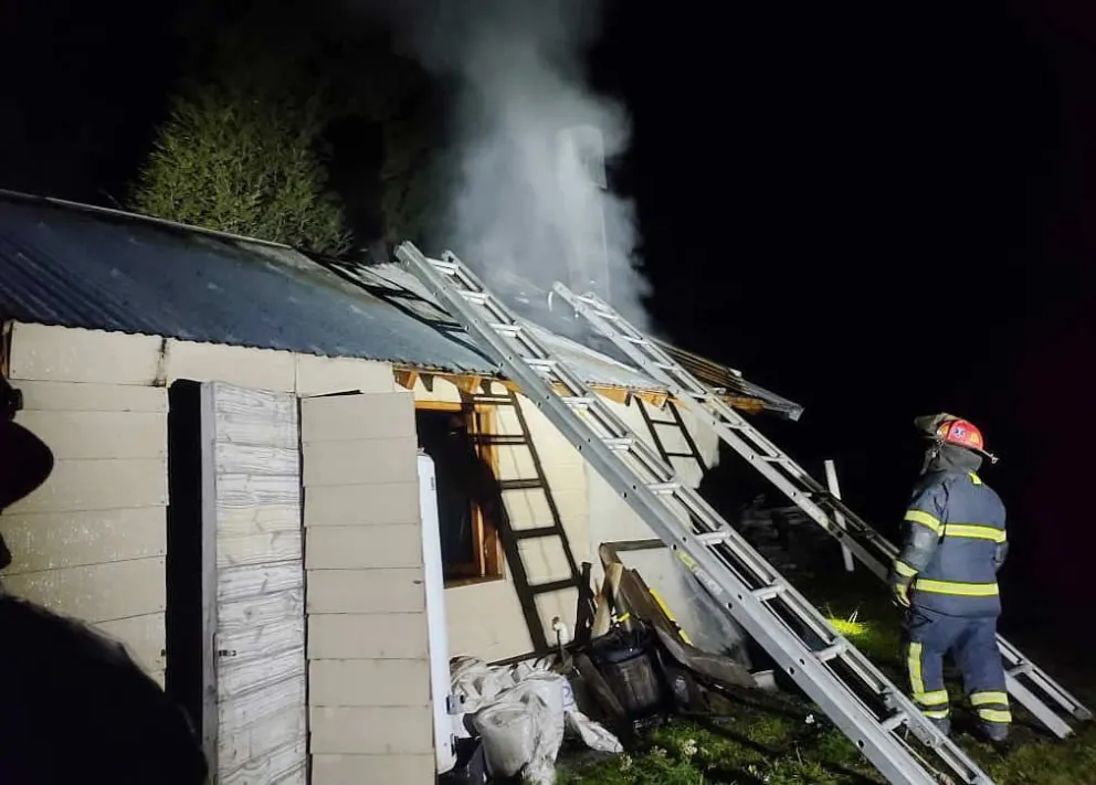 El fuego consumió parte de un quincho en Altos de Manzano