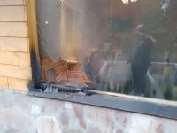 Desconocidos rociaron con combustible el frente de un hostel e intentaron incendiarlo