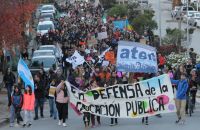 Una multitud marchó en defensa de las Universidades Públicas y repudió los recortes presupuestarios a la educación  