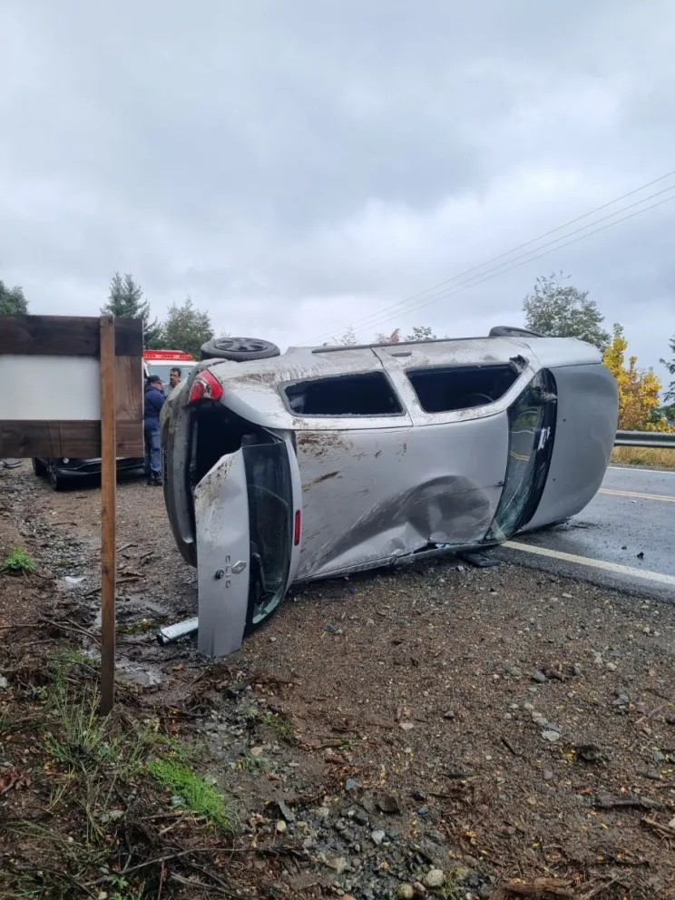 Dos heridos en un vuelco ocurrido en la entrada del hotel Correntoso